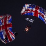 Nữ hoàng Anh Elizabeth II được điệp viên James Bond 007 hộ tống nhảy dù xuống lễ khai mạc Olympics 2012