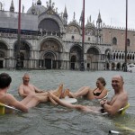 Bơi trên quảng trường thành phố Venice