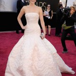 Hình như năm 2013 nữ diễn viên Jennifer Lawrence bị sao hạn về… váy?