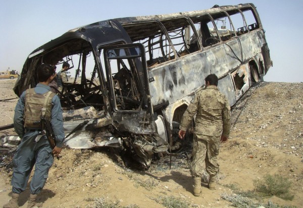 130426-afghanistan-bus-crashed-01
