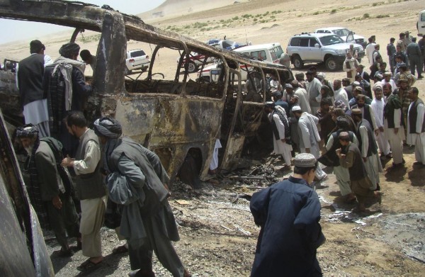 130426-afghanistan-bus-crashed-02
