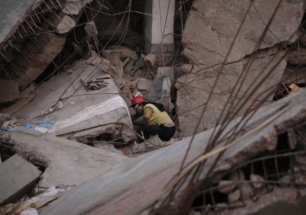130427-bangladesh-building-collapse-02