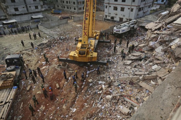 130428-bangladesh-building-collapse-07
