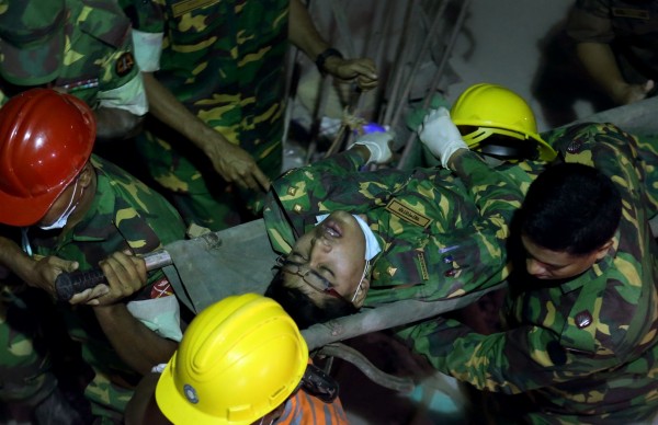 130428-bangladesh-building-collapse-09