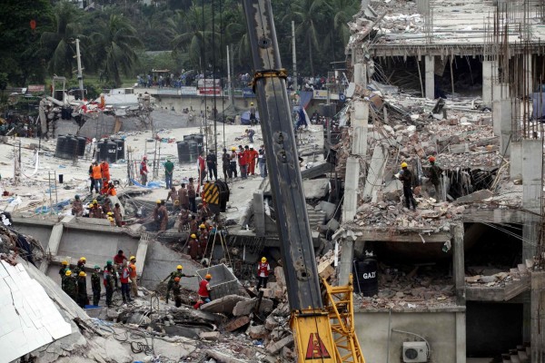 130429-bangladesh-building-collapse-15