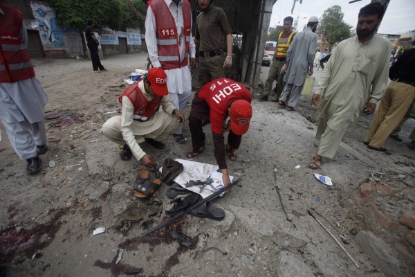130429-pakistan-bomb-blast-peshawar-04