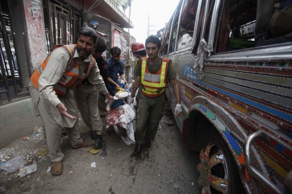 130429-pakistan-bomb-blast-peshawar-07