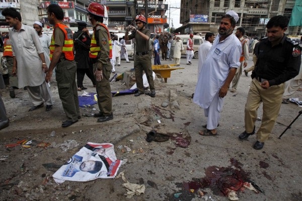 130429-pakistan-bomb-blast-peshawar-08