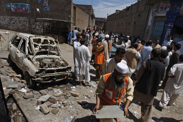 130429-pakistan-bomb-blast-peshawar-10