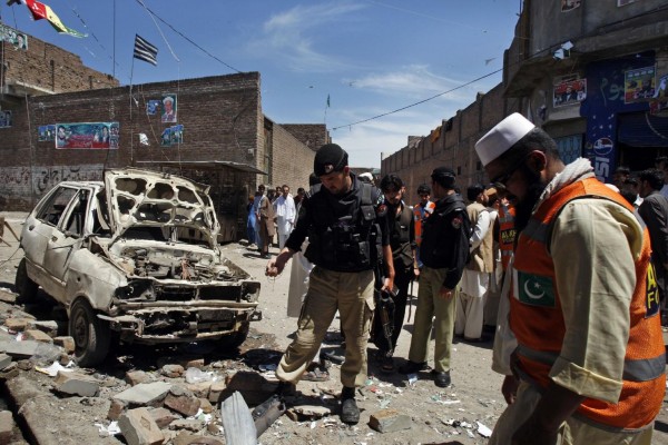 130429-pakistan-bomb-blast-peshawar-11