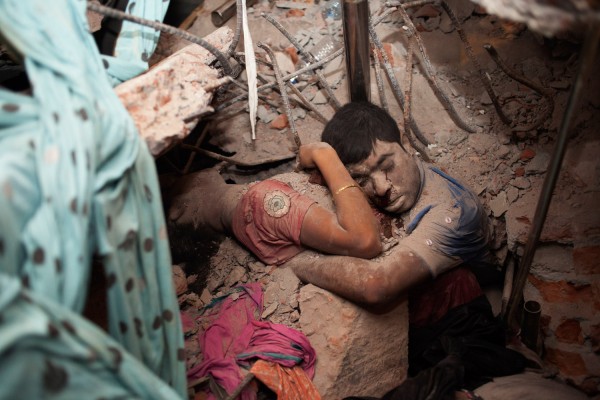130424-bangladesh-building-collapsed-dead-copule-2