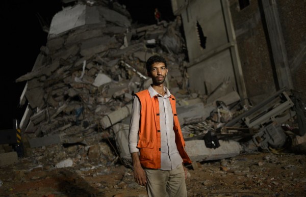 130430-bangladesh-building-collapse-02-nasar-volunteer