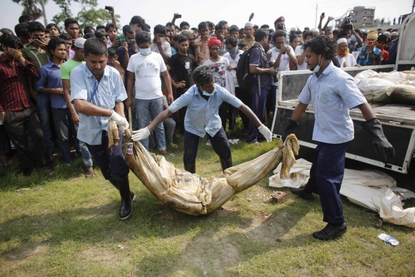 130501-bangladesh-building-collapse-bodies-mass-burial-01