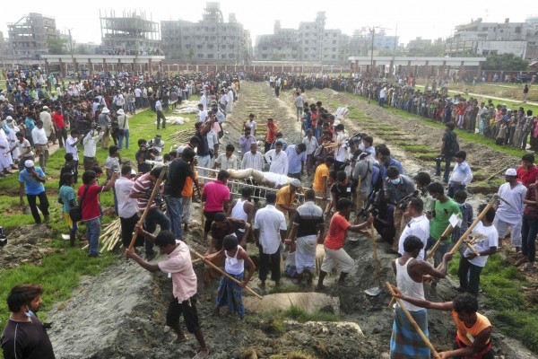 130501-bangladesh-building-collapse-bodies-mass-burial-03