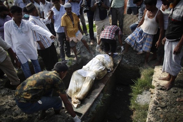 130501-bangladesh-building-collapse-bodies-mass-burial-04
