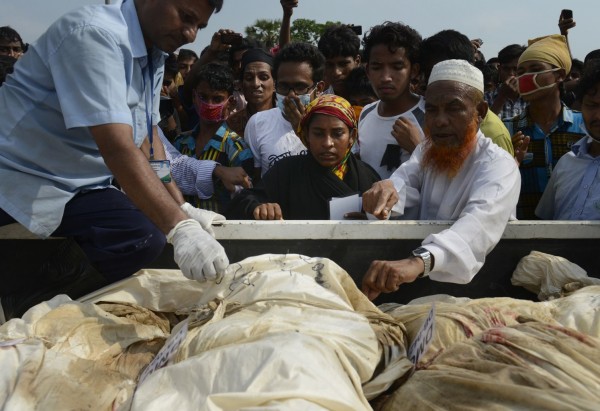 130501-bangladesh-building-collapse-bodies-mass-burial-06
