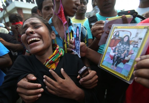 130501-bangladesh-building-collapse-bodies-mass-burial-07-farida-fahima