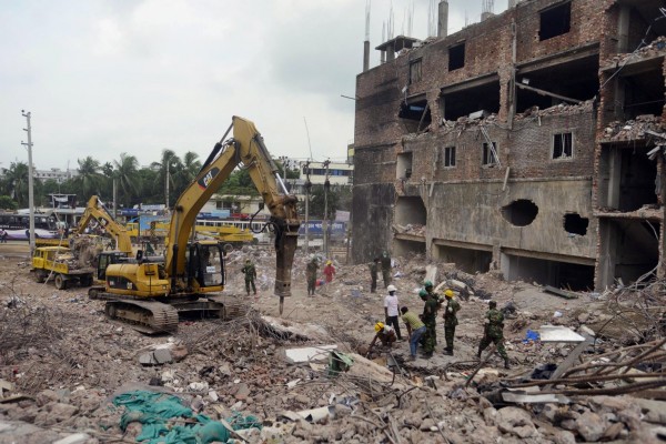 130510-bangladesh-building-collapse-13