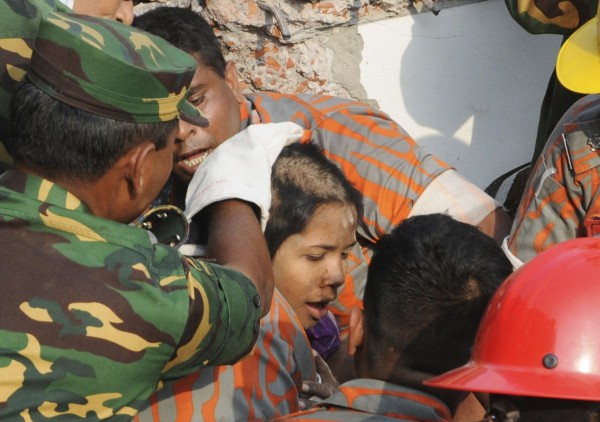 130510-bangladesh-building-collapse-19-survivor-04