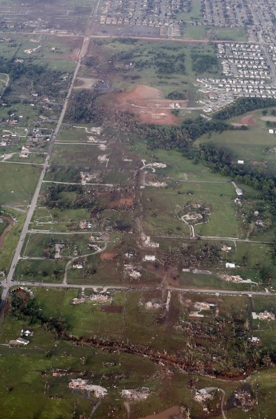 130520-oklahoma-tornado-29