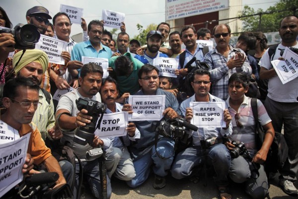 130824-photojournalist-protest-gang rape-mumbai-india-03