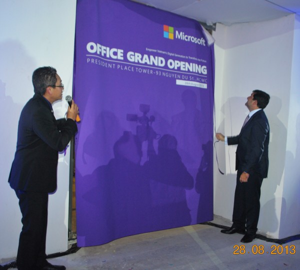 130828-php-microsoft-opening-new-office-hcm-38-2000