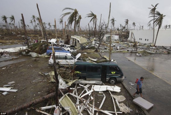 131111-supertyphoon-haiyan-philippines-tacloban-120