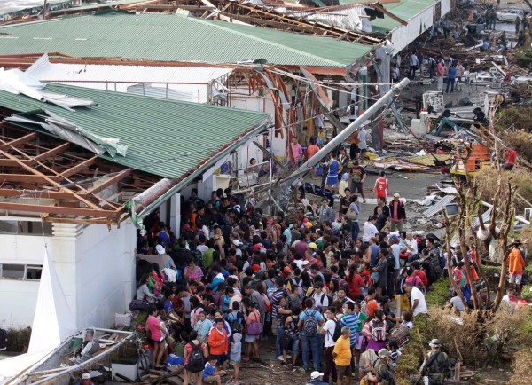 131111-supertyphoon-haiyan-philippines-tacloban-airport-110