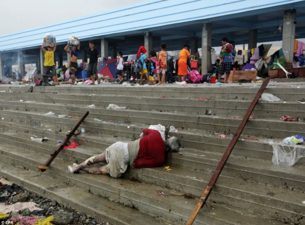 131111-typhoon-haiyan-philippines-victims-06