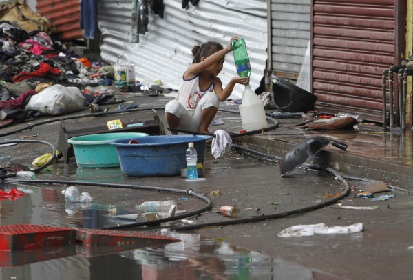 131112-supertyphoon-haiyan-philippines-tacloban-015