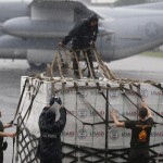 Hàng cứu trợ quốc tế đang kìn kìn đổ tới Philippines