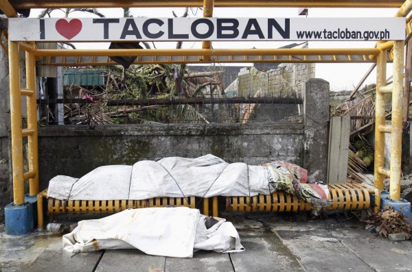 131113-supertyphoon-haiyan-philippines-tacloban-bodies-002