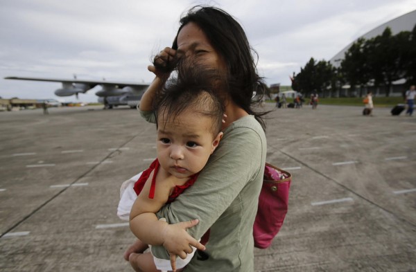 131113-supertyphoon-haiyan-philippines-tacloban-evacuation-003