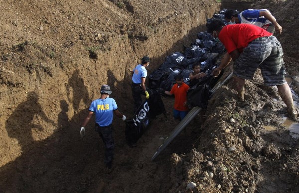 131114-supertyphoon-haiyan-philippines-tacloban-mass-burial-002