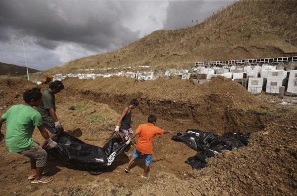 131114-supertyphoon-haiyan-philippines-tacloban-mass-burial-003