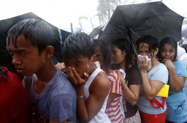131114-supertyphoon-haiyan-philippines-tacloban-queue-food-005
