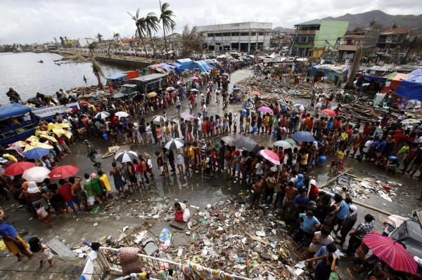 131114-supertyphoon-haiyan-philippines-tacloban-queue-food-006