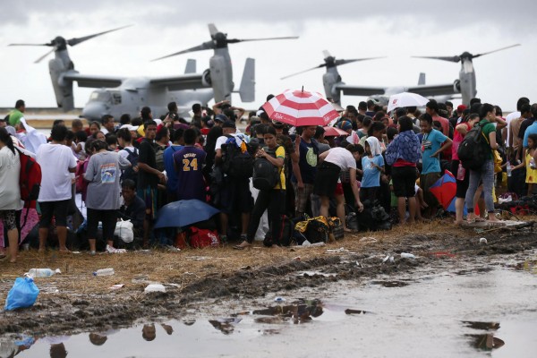 131114-supertyphoon-haiyan-philippines-tacloban-us-ospreys-plane-002
