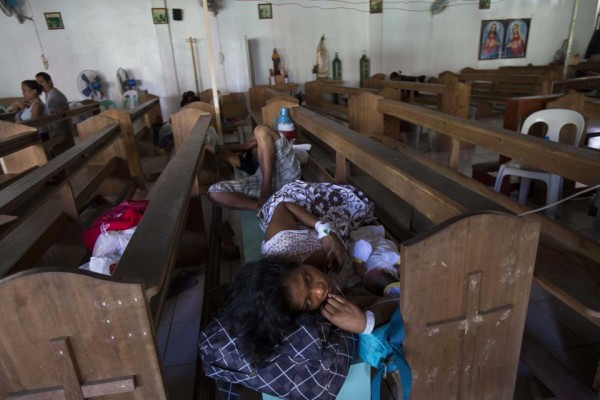 131116-philippines-typhoonhaiyan-tacloban-chapel-newborns-02