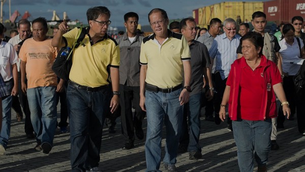 131117-philippines-aquino-president-tacloban-01
