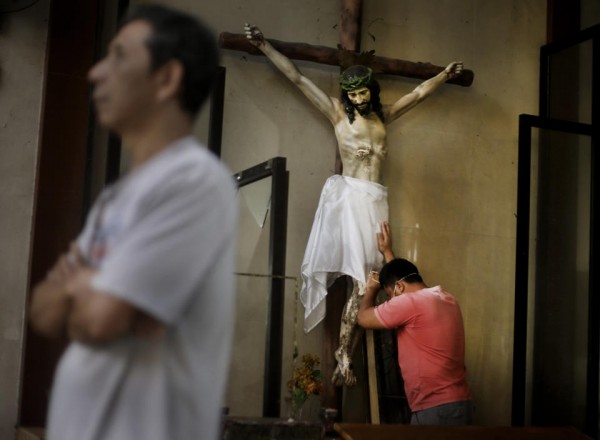131117-philippines-tacloban-santo-nino-church-mass-02