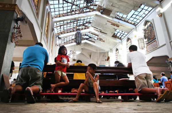 131117-philippines-tacloban-santo-nino-church-mass-04