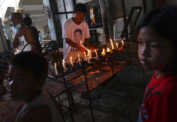 131117-philippines-tacloban-santo-nino-church-mass-07