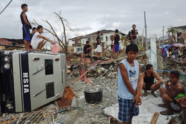 131117-philippines-typhoonhaiyan-tacloban-aid-001