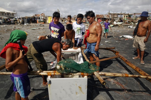 philippines-typhoon-haiyan-tacloban-fishmen-02