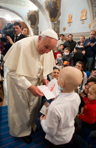 vatican-pope-francis-pediatric-hospital-rome-131221-02