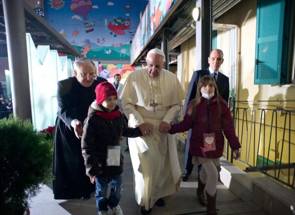 vatican-pope-francis-pediatric-hospital-rome-131221