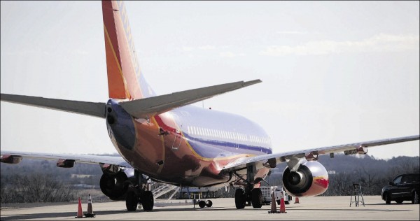 Southwest-Airlines-Boeing-737-700-Clark Downtown Airport_140113