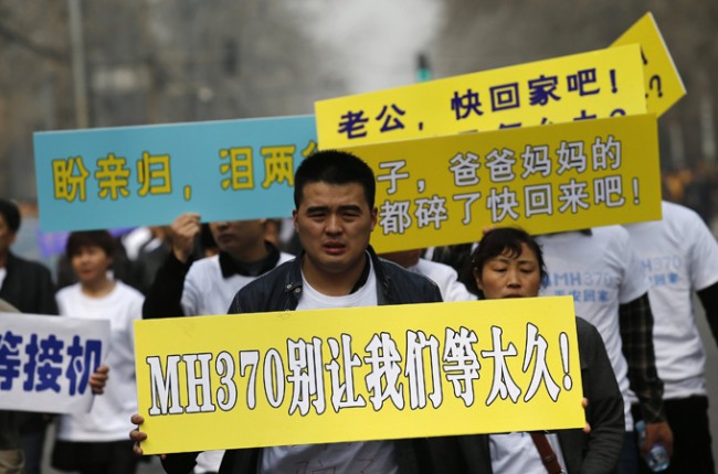 140325-mh370-beijing-protest
