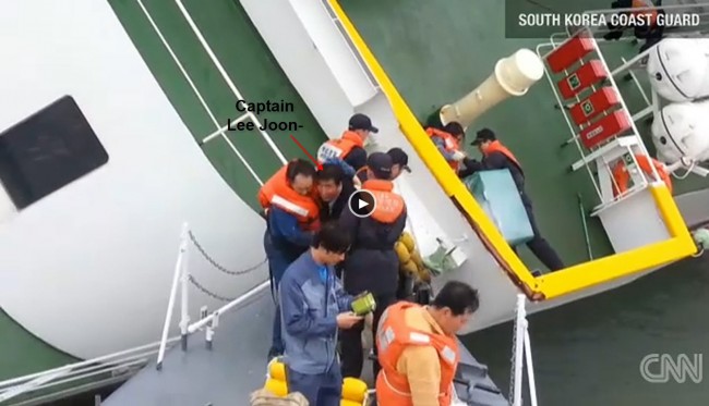 140416-korea-sewol-ferry-captain-fleeing-02